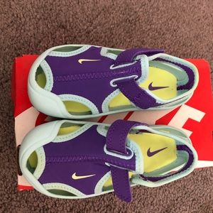 Brand New Nike sandal/water shoe (size 6C)